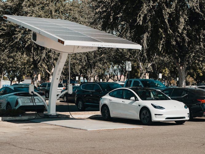 Elbil oplades ved hjemme-ladestander installeret af elektriker i Odense